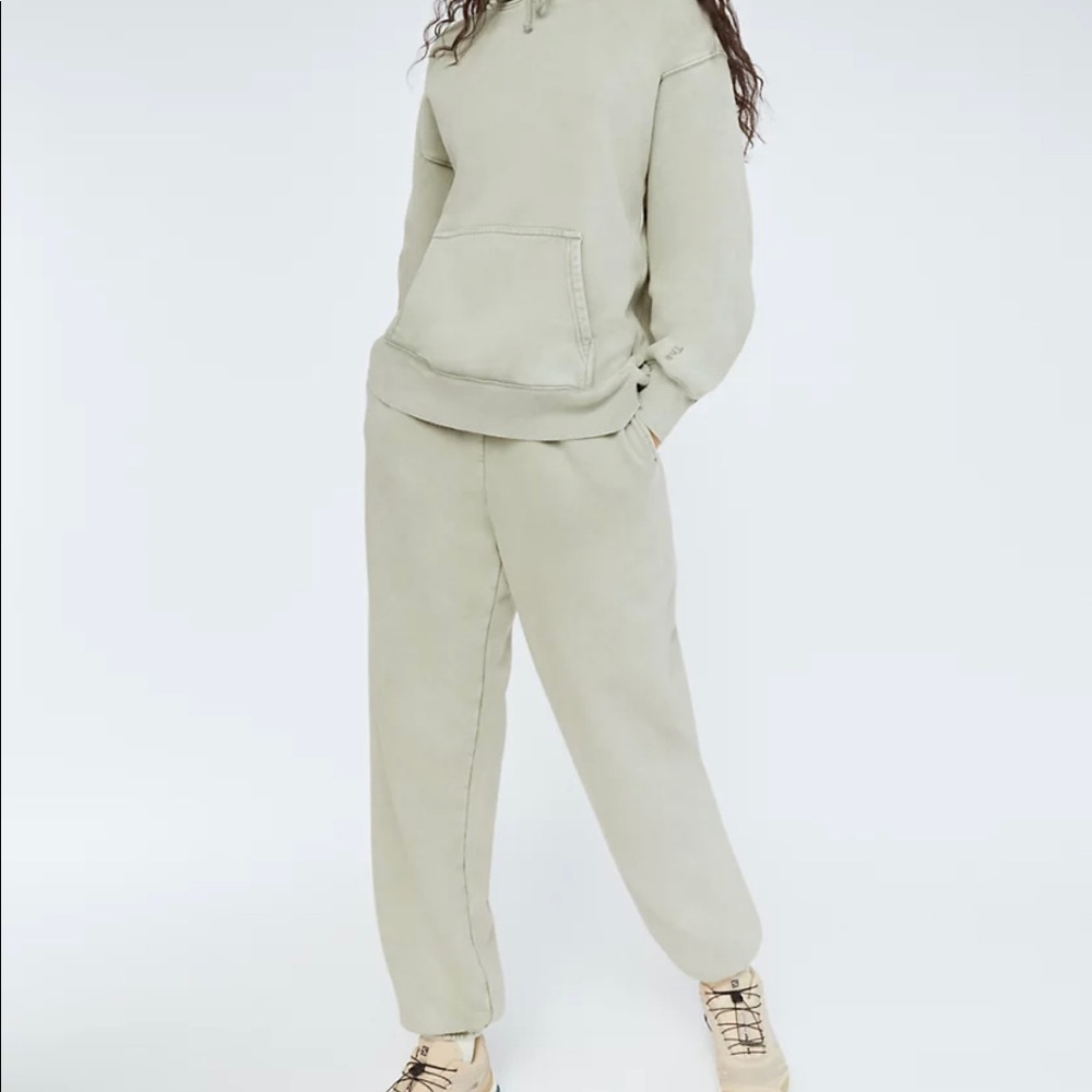 Aritzia TNA green sweatpants